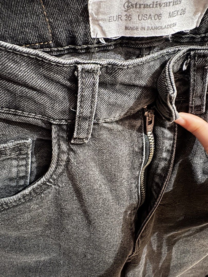 Stradivarius Grey Wash Mom Jeans (Category: Jeans) located in Taguig. Submitted by xoalexv (Listing ID 1459995098, Image 3). Description: - preloved overrun - Grey wash mom jeans from Stradivarius - Straight leg fit with a cropped hem - Classic five-pocket styling - Button and zip fly closure - Made in Bangladesh - Perfect staple piece for your wardrobe - Waist 24”.