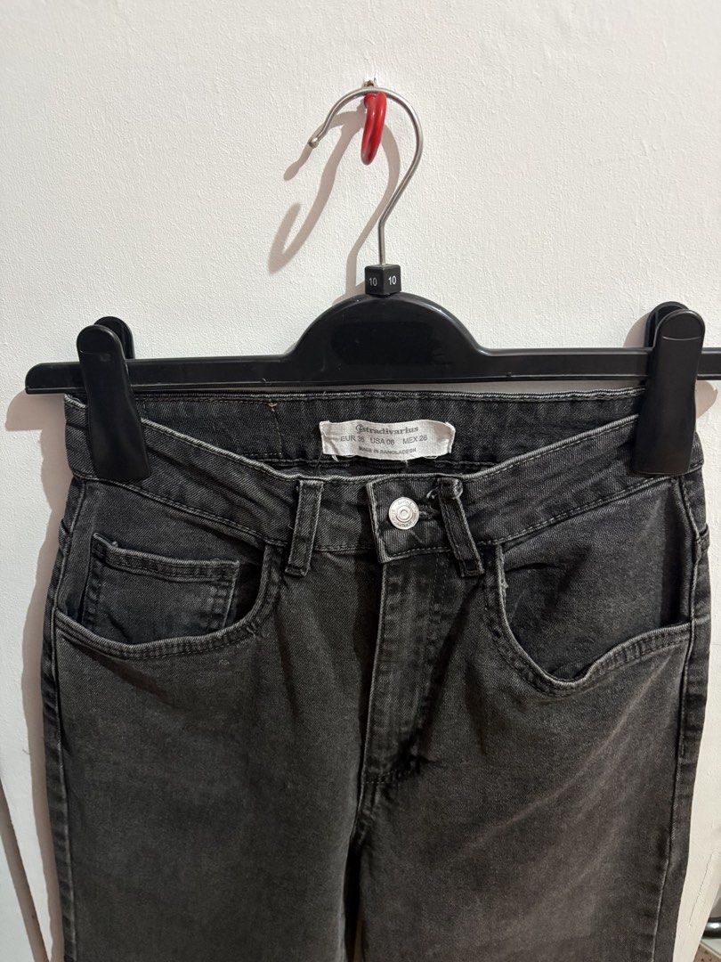 Stradivarius Grey Wash Mom Jeans (Category: Jeans) located in Taguig. Submitted by xoalexv (Listing ID 1459995098, Image 2). Description: - preloved overrun - Grey wash mom jeans from Stradivarius - Straight leg fit with a cropped hem - Classic five-pocket styling - Button and zip fly closure - Made in Bangladesh - Perfect staple piece for your wardrobe - Waist 24”.