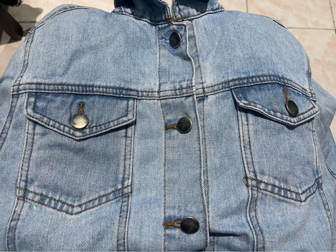 Stradivarius Light Wash Denim Jacket (Category: Coats, Jackets and Outerwear) located in Manila. Submitted by iluvsamgyup (Listing ID 1460019706, Image 3). Description: - Classic light wash denim jacket from Stradivarius - Features a trendy frayed hem - Button-up front closure - Two chest pockets for convenience - Versatile for layering over any outfit.