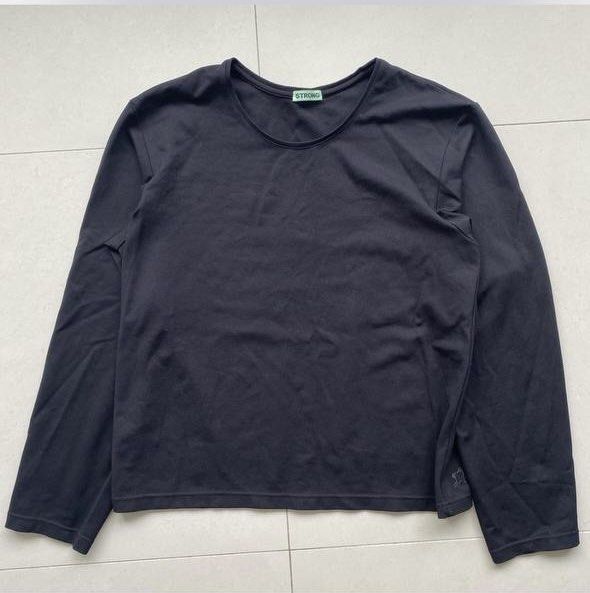 STRONG basic tee (Category: Shirts) located in Singapore. Submitted by bbhyucks (Listing ID 1444791691, Image 1). Description: Japanese brand has a nice cropped fit, check out the measurements below https://www.strong-official.com/products/strong-pack-tee-grey.