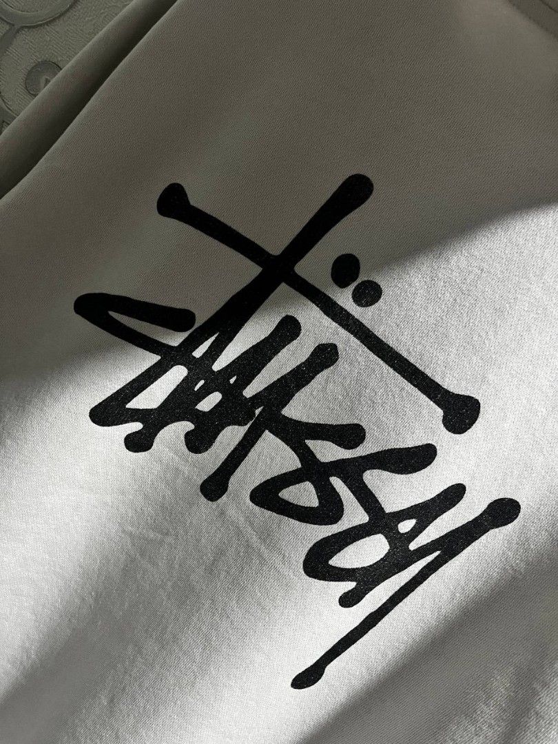 Stussy Basic Logo (Category: Hoodies) located in Manila. Submitted by thriftortrick11 (Listing ID 1460074359, Image 3). Description: ‎W - 23 ‎L - 28 ‎Color rate: 9/10 ‎Issue: Paint Stain,Hole,Scratch and maluwag yung ribbings ‎ ‎Claim Price - 1,000📩📩📩.