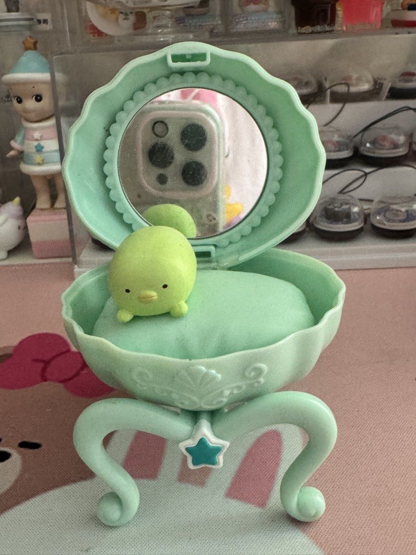 Sumikkogurashi Penguin? Figure Set (Category: Designer & Blind Box Toys) located in Quezon City. Submitted by matchaislove (Listing ID 1459943456, Image 2). Description: issue: the mirror does not have a proper attachment, it is attached using clear double sided nano tape.