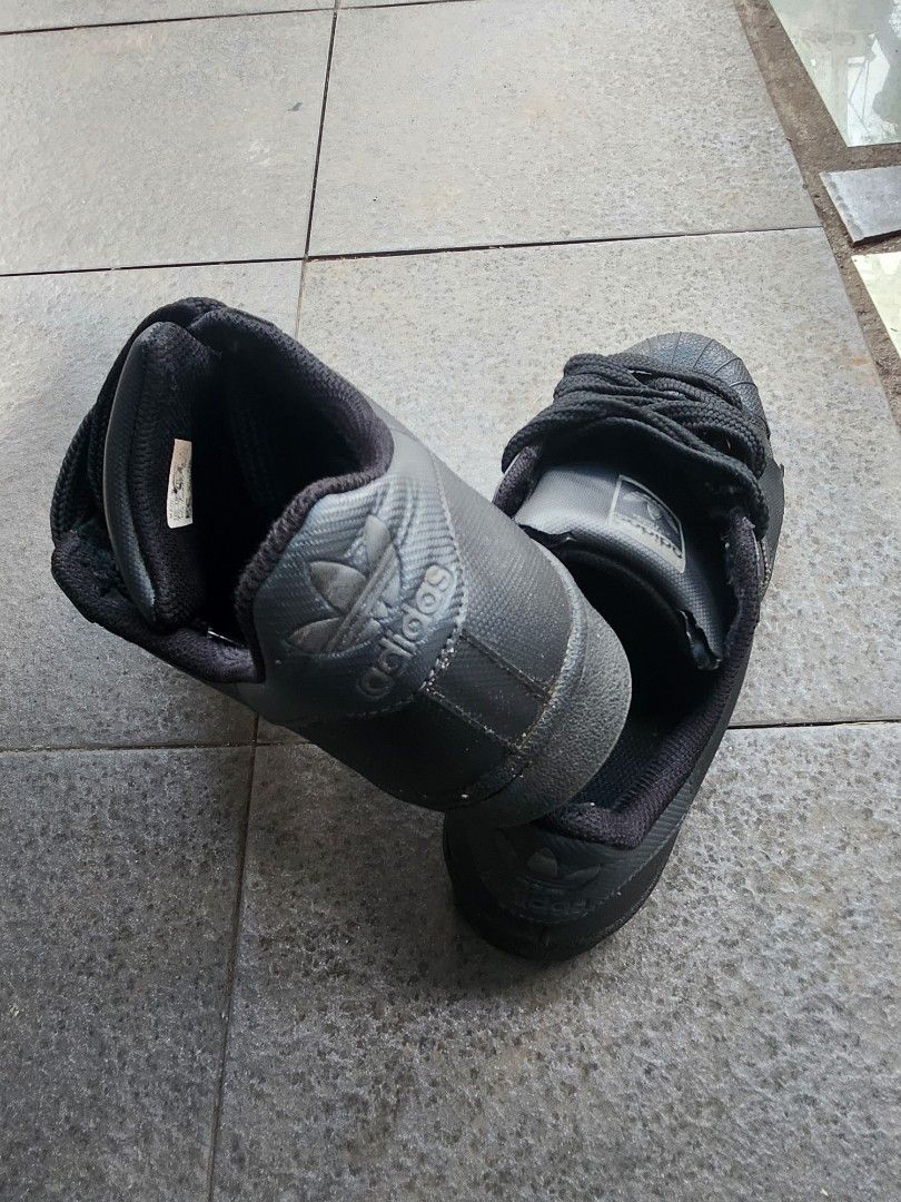 Superstar Triple Black (Category: Casual Shoes) located in Quezon City. Submitted by y4ido (Listing ID 1460096174, Image 3). Description: 400 comes with an issue (see picture too see) nakatambak ng matagal kaya naganan can fit sa 41/41.5 Lalamove/pick up: QC frisco location.