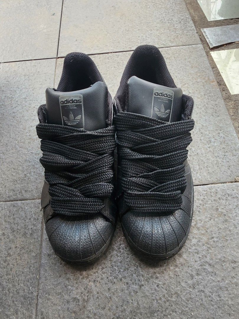 Superstar Triple Black (Category: Casual Shoes) located in Quezon City. Submitted by y4ido (Listing ID 1460096174, Image 1). Description: 400 comes with an issue (see picture too see) nakatambak ng matagal kaya naganan can fit sa 41/41.5 Lalamove/pick up: QC frisco location.