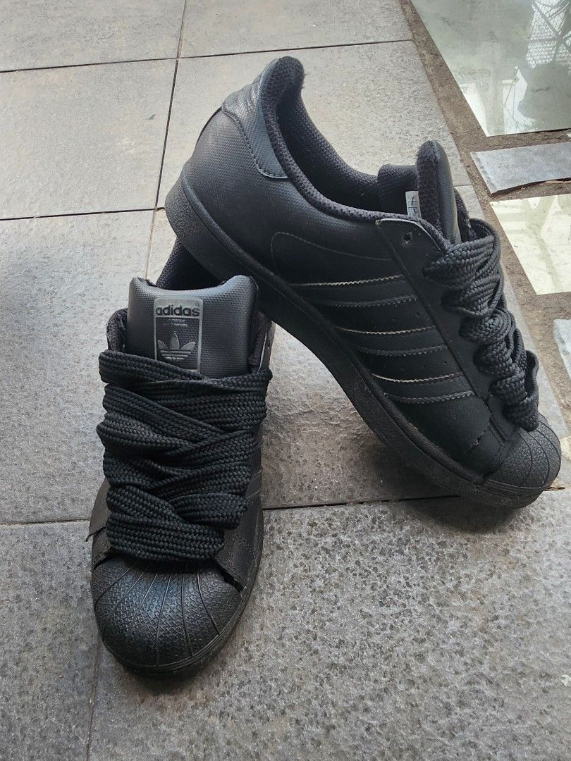 Superstar Triple Black (Category: Casual Shoes) located in Quezon City. Submitted by y4ido (Listing ID 1460096174, Image 2). Description: 400 comes with an issue (see picture too see) nakatambak ng matagal kaya naganan can fit sa 41/41.5 Lalamove/pick up: QC frisco location.