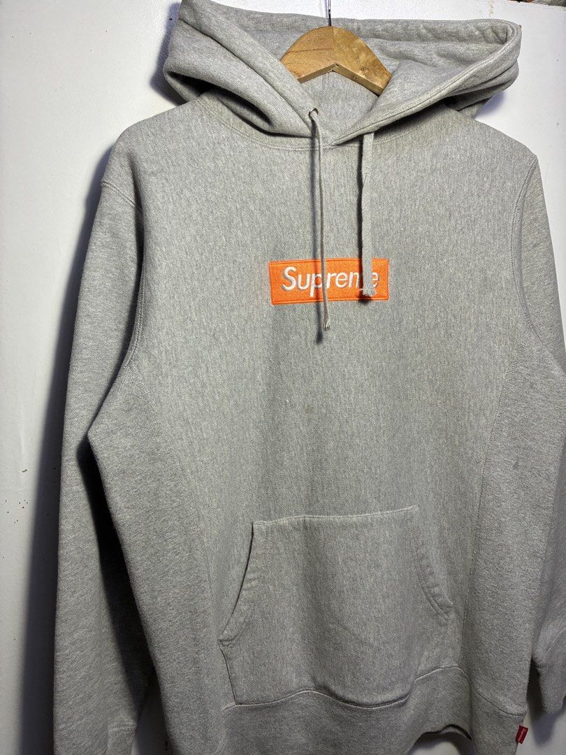 Supreme box logo (Category: Luxury Apparel) located in Manila. Submitted by egayfinds420 (Listing ID 1460004060, Image 2). Description: SUPREME BOX LOGO 😍🥶 EXCELLENT CONDITION COLOR RATE 9.5/10 OR BETTER MEDIUM 23 x 29 .