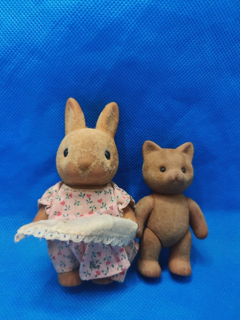 Sylvanian Families Set of 2 Figures – Original Japan Calico Critters (Category: Figurines & Statues) located in Quezon City. Submitted by angeleye7.authentic.source (Listing ID 1417051610, Image 1). Description: Brand: Sylvanian Families (Calico Critters) Set Includes: 2 figures Origin: Japan Condition: Pre-owned / used (adjust if new) Material: Flocked plastic figures Description: Authentic Sylvanian Families set of 2 figures, featuring the clas