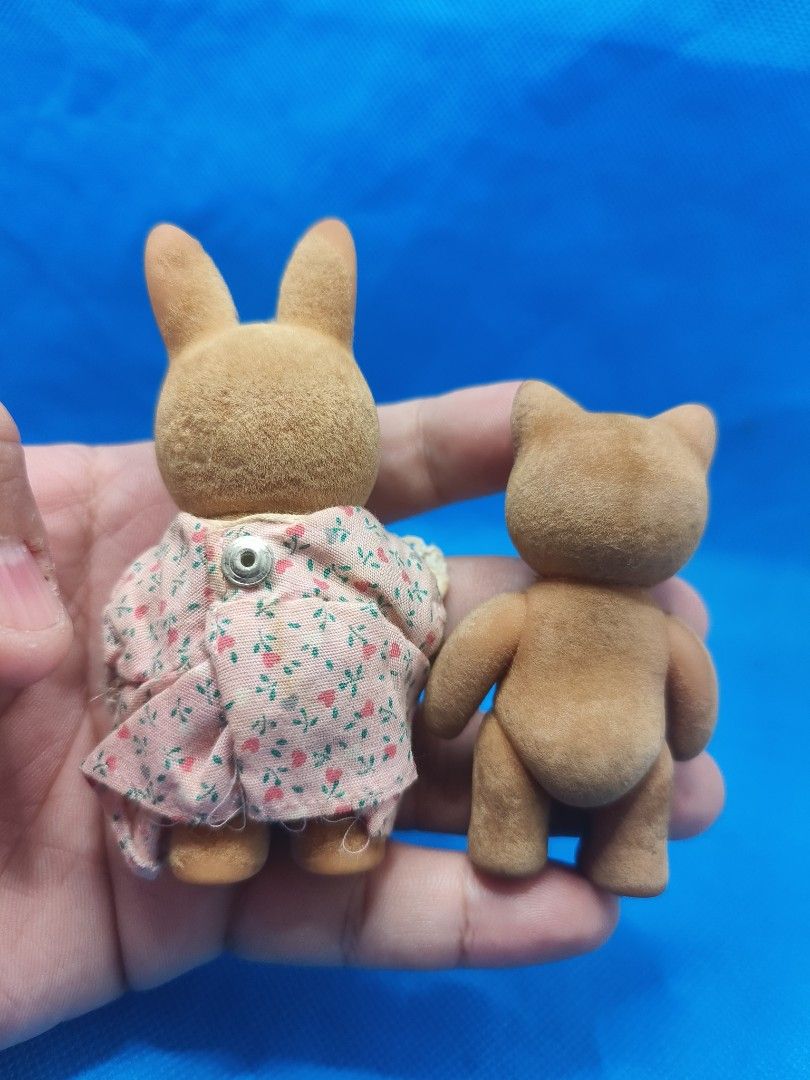 Sylvanian Families Set of 2 Figures – Original Japan Calico Critters (Category: Figurines & Statues) located in Quezon City. Submitted by angeleye7.authentic.source (Listing ID 1417051610, Image 2). Description: Brand: Sylvanian Families (Calico Critters) Set Includes: 2 figures Origin: Japan Condition: Pre-owned / used (adjust if new) Material: Flocked plastic figures Description: Authentic Sylvanian Families set of 2 figures, featuring the clas