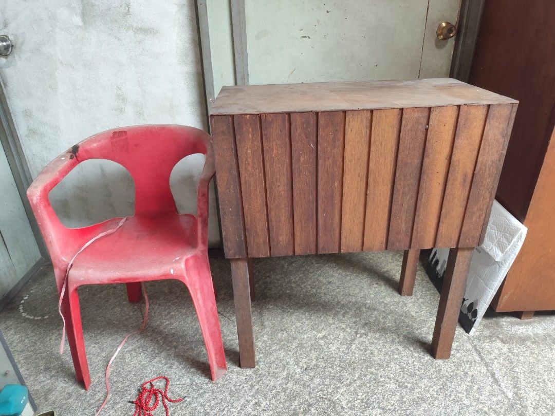 Table (Category: Vintage Collectibles) located in Nilai. Submitted by amir386 (Listing ID 1459934466, Image 3). Description: meja laci lama kayu solid.