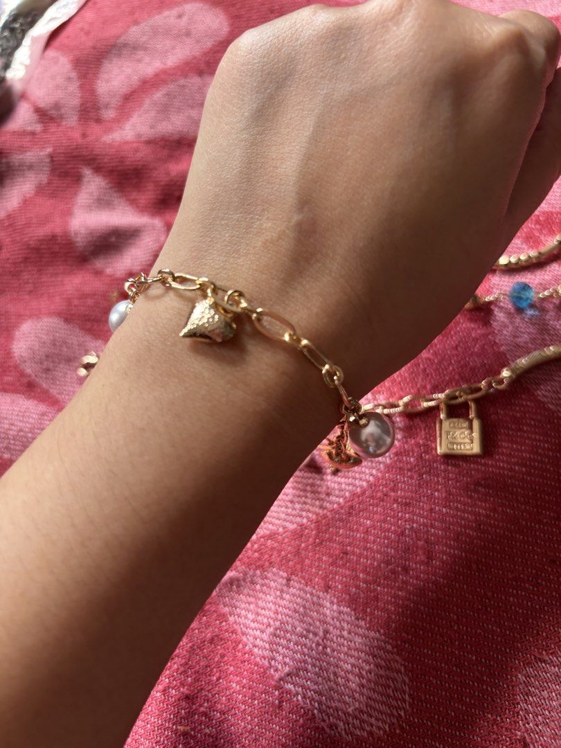 Take all 700 only! (Category: Bracelets) located in San Juan City. Submitted by ywkly (Listing ID 1459964999, Image 3). Description: Gold played non tarnish.