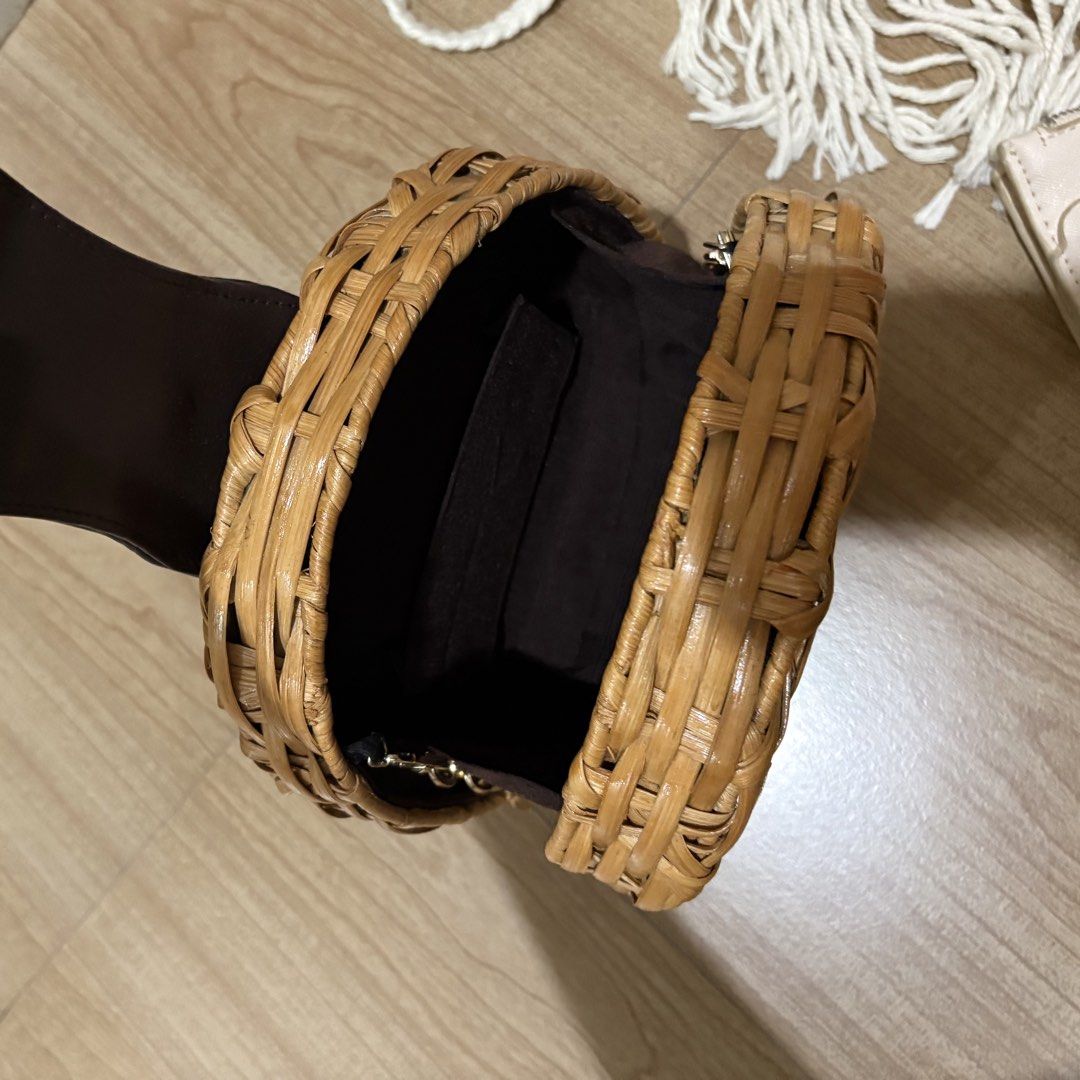 Take all bags for ₱450 (Category: Shoulder Bags) located in Quezon City. Submitted by celRis (Listing ID 1460011783, Image 3). Description: - Take all bags for 450 - Bags are light used to well used so manage expectations - the white bag needs wash.