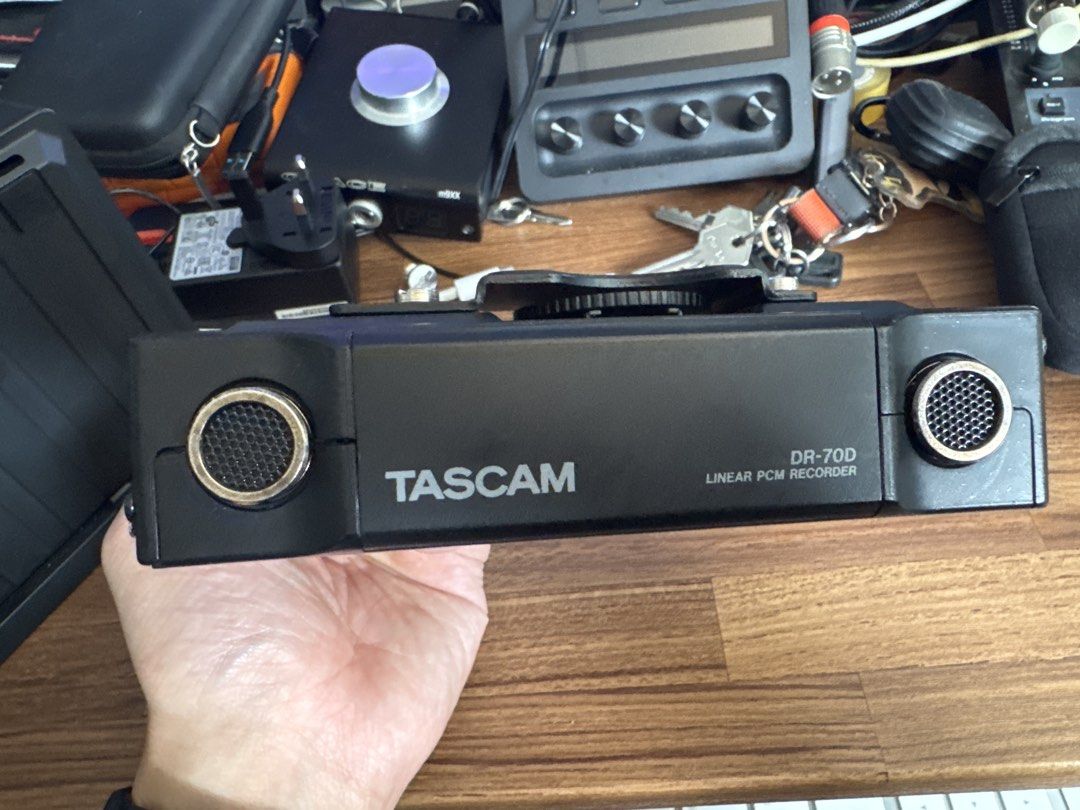 TASCAM DR-70D 線性 PCM 錄音機 （分類：錄音機）位於 Hong Kong。 由 saiyauh.turtle 提交（商品編號 1459915152，圖片 3）。簡介： TASCAM DR-70D 錄音機，可以錄製高質素音訊。有兩個 XLR 輸入，仲可以駁其他咪。機身有手柄位，方便拎住用。有屏幕顯示，操作簡單。適合拍片收音或者做現場錄音。。