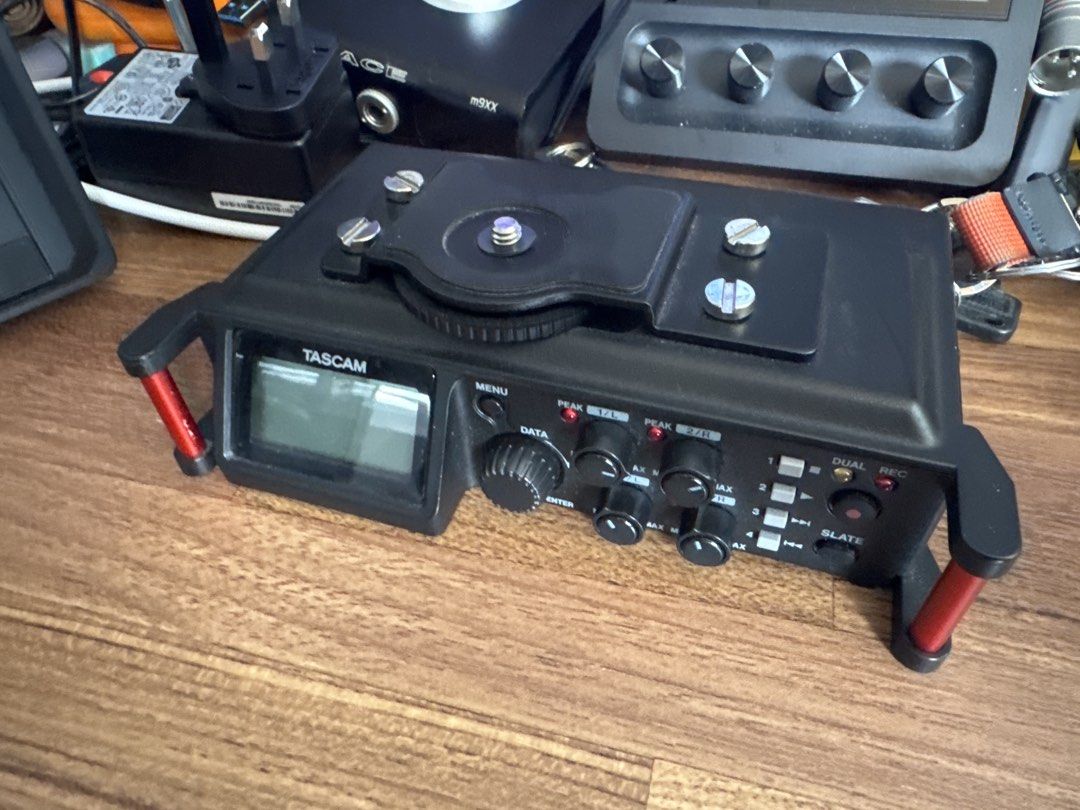 TASCAM DR-70D 線性 PCM 錄音機 （分類：錄音機）位於 Hong Kong。 由 saiyauh.turtle 提交（商品編號 1459915152，圖片 2）。簡介： TASCAM DR-70D 錄音機，可以錄製高質素音訊。有兩個 XLR 輸入，仲可以駁其他咪。機身有手柄位，方便拎住用。有屏幕顯示，操作簡單。適合拍片收音或者做現場錄音。。