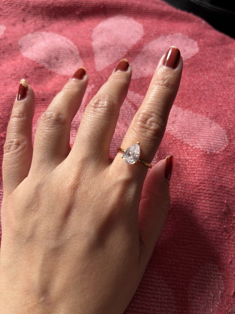 Teardrop diamond ring adjustable (Category: Rings) located in San Juan City. Submitted by ywkly (Listing ID 1459968268, Image 3). Description: Adjustable gold played non tarnish wg nlng basain 1 yr n sakn d nmn ngtarnish.