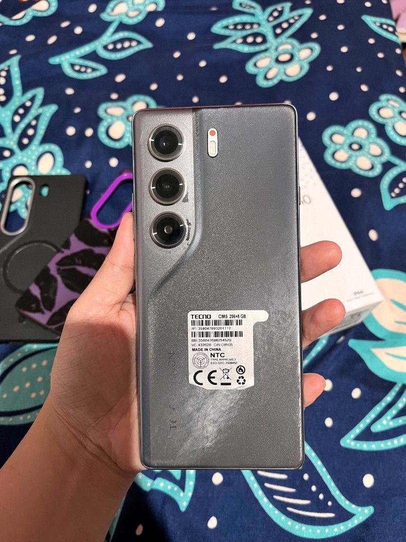 TECNO CAMON 40 (Category: Android Others) located in Quezon City. Submitted by dnlsrb (Listing ID 1460025687, Image 3). Description: COMPLETE BOX WITH ORIGINAK CHARGER AND CASE.