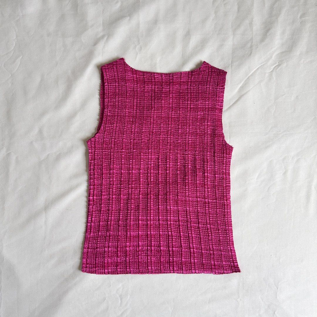 Texture top (Category: Sleeveless) located in Makati City. Submitted by dua.closet (Listing ID 1459993623, Image 1). Description: .