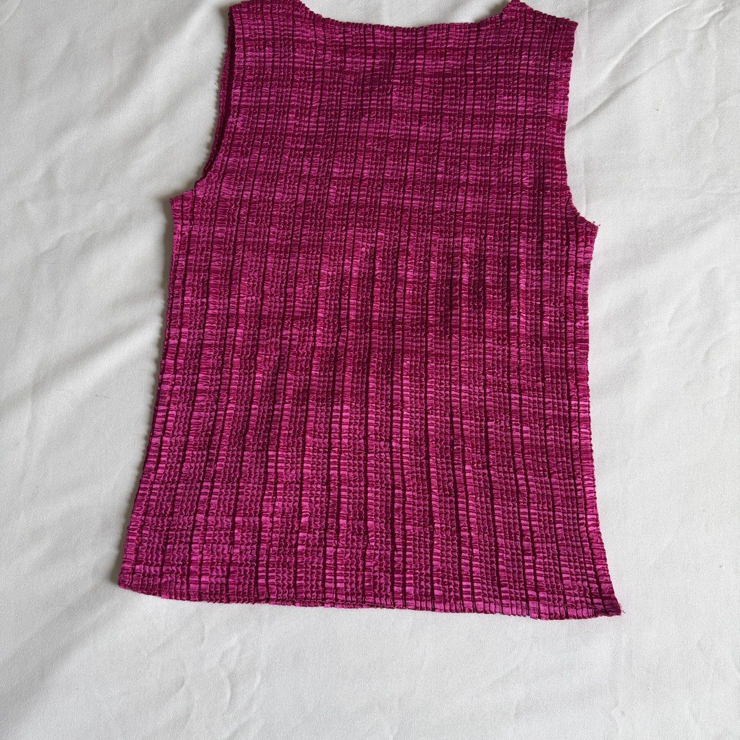 Texture top (Category: Sleeveless) located in Makati City. Submitted by dua.closet (Listing ID 1459993623, Image 2). Description: .