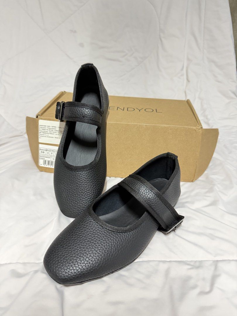 Textured Mary Janes Flats - Size 36 (Category: Flats & Sandals) located in Quezon City. Submitted by jessicakes007 (Listing ID 1460044194, Image 1). Description: RFS - wrong size.