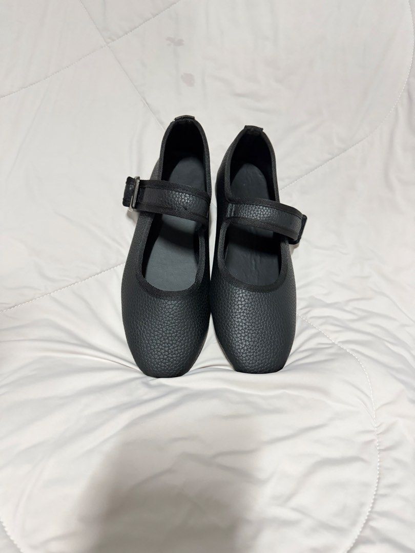 Textured Mary Janes Flats - Size 36 (Category: Flats & Sandals) located in Quezon City. Submitted by jessicakes007 (Listing ID 1460044194, Image 2). Description: RFS - wrong size.