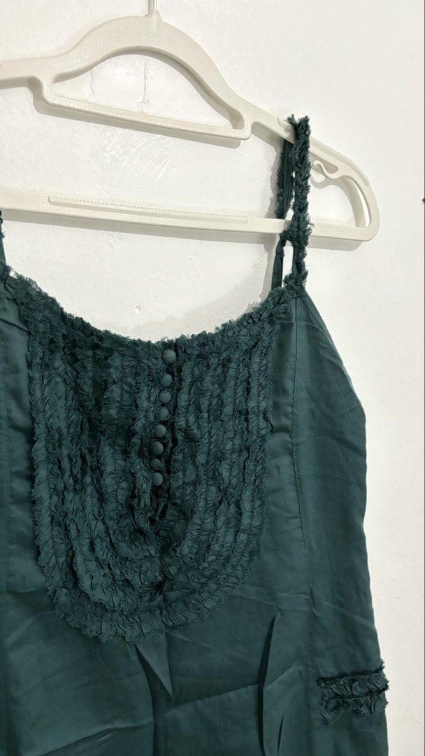 Textured Ruffle-Trim Sleeveless Mini Dress (Category: Dresses) located in Caloocan City. Submitted by buymethisandthat (Listing ID 1460034539, Image 2). Description: ✨ Dark Emerald Green Textured Ruffle-Trim Sleeveless Mini Dress - ₱99 📌 CONDITION • Condition: 8.5/10 • Flaws: Creasing/wrinkling 📏 SIZE • Tag Size: No size tag • Recommended: Fits Small to Medium.