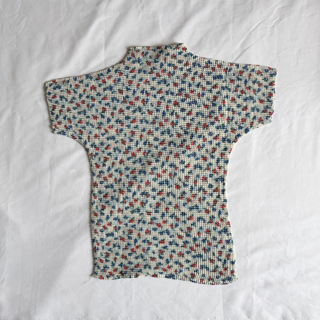 Textured top (Category: Shirts) located in Makati City. Submitted by dua.closet (Listing ID 1459995886, Image 1). Description: .