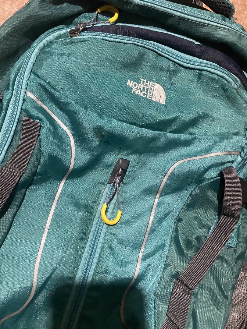 THE NORTH FACE BACKPACK (Category: Backpacks) located in San Mateo. Submitted by miguel08k (Listing ID 1460039072, Image 3). Description: THE NORTH FACE BACKPACK WORKING ALL ZIPPERS ISSUE: STAIN.