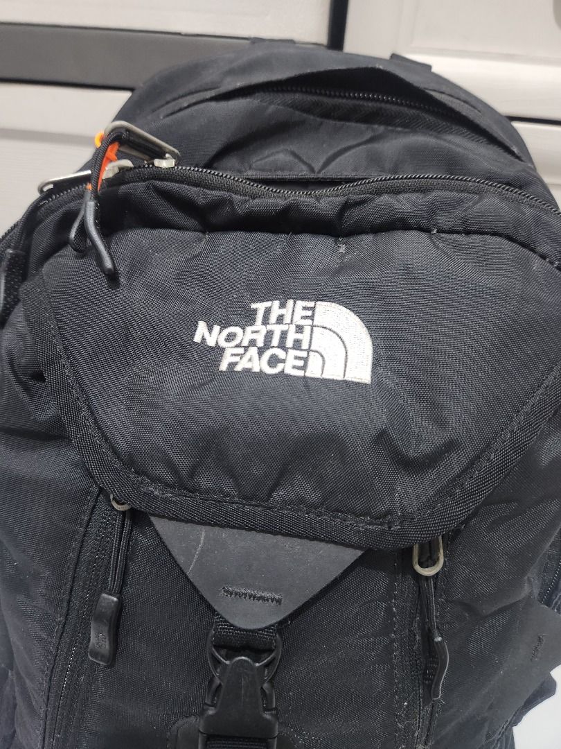 The North Face Surge 31L Backpack (Category: Backpacks) located in Pila. Submitted by mica.zaldivia (Listing ID 1460088935, Image 2). Description: - Brand: The North Face - Color: Black - Features: Spacious main compartment, multiple organizing pockets - Comfort: Padded straps - Ideal for: School, day trips - Condition: Good, with minor signs of wear - Zippers: Fully functional No issue!.