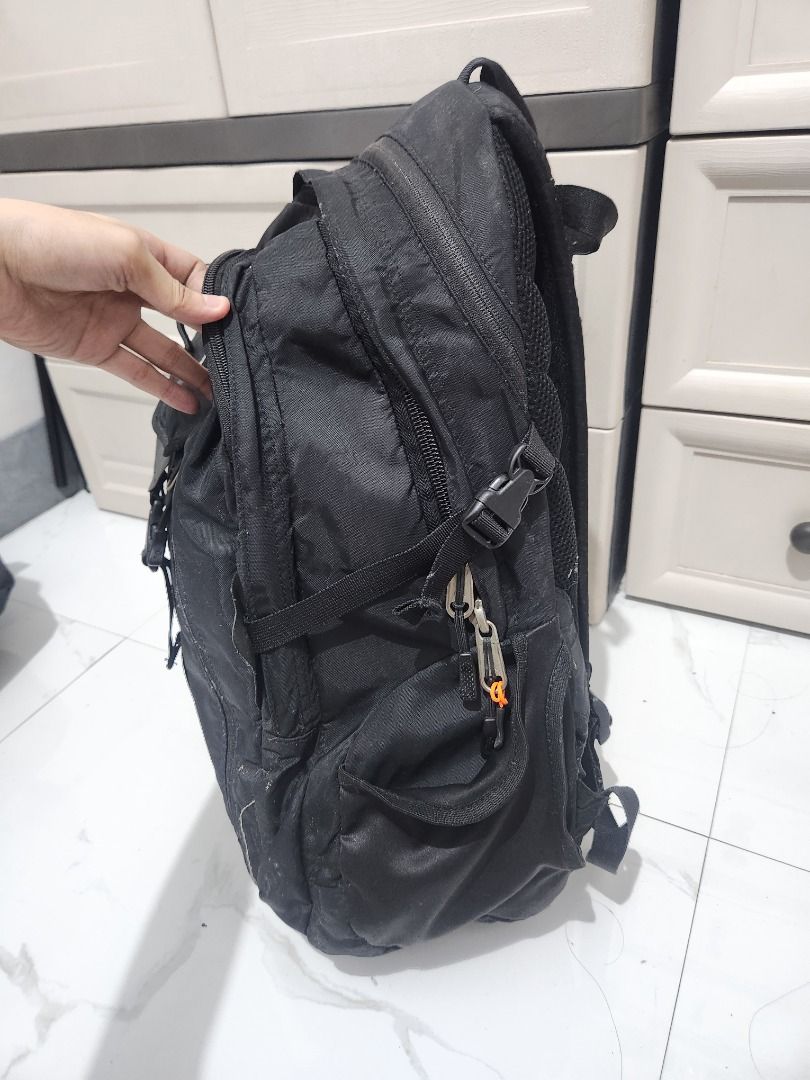 The North Face Surge 31L Backpack (Category: Backpacks) located in Pila. Submitted by mica.zaldivia (Listing ID 1460088935, Image 3). Description: - Brand: The North Face - Color: Black - Features: Spacious main compartment, multiple organizing pockets - Comfort: Padded straps - Ideal for: School, day trips - Condition: Good, with minor signs of wear - Zippers: Fully functional No issue!.