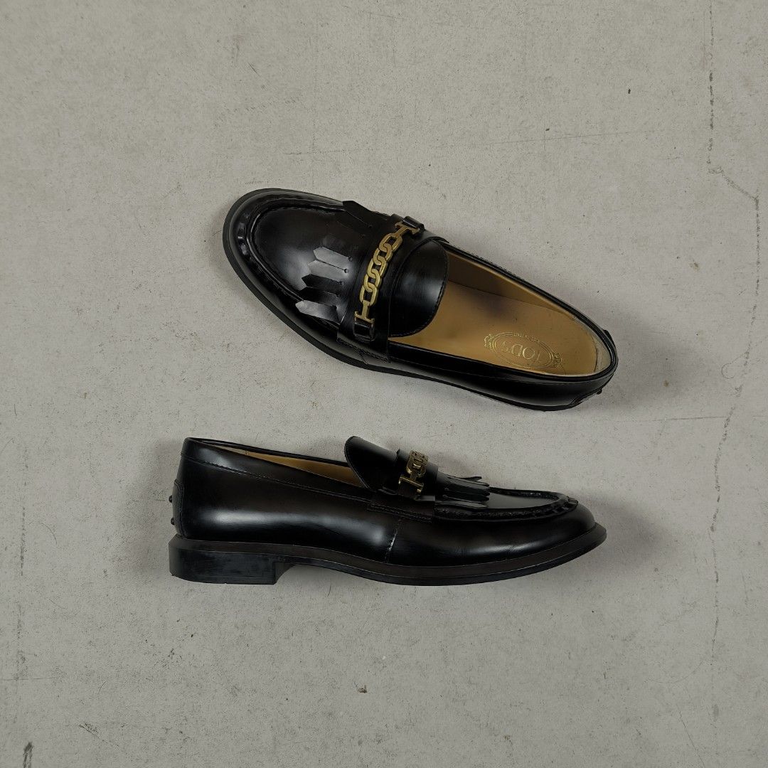 TOD'S Fringe leather chain loafer (Category: Sneakers & Footwear) located in Urbiztondo. Submitted by unperfectly.bin (Listing ID 1460075447, Image 1). Description: Size women US 8/ 38 EUR / 25 CM.