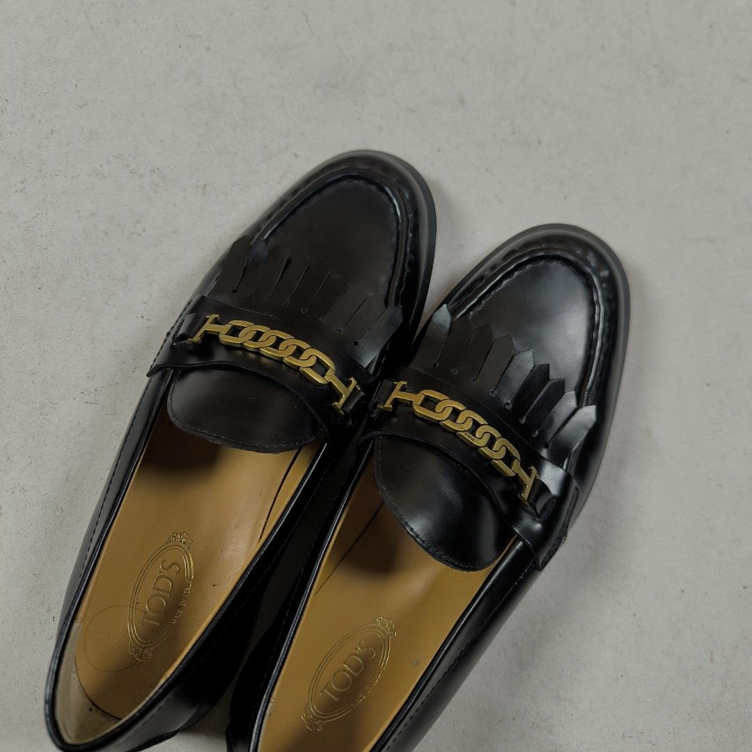 TOD'S Fringe leather chain loafer (Category: Sneakers & Footwear) located in Urbiztondo. Submitted by unperfectly.bin (Listing ID 1460075447, Image 3). Description: Size women US 8/ 38 EUR / 25 CM.