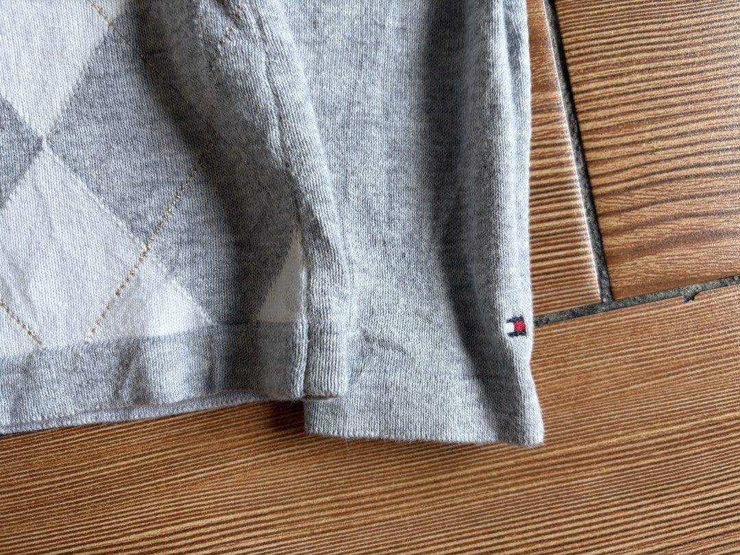 TOMMY HILFIGER DIAMOND PATTERN VNECK KNITTED SWEATER (Category: Coats, Jackets and Outerwear) located in Makati City. Submitted by jnc__apparel (Listing ID 1460071761, Image 3). Description: 🏷️ TOMMY H. DIAMOND PATTERN VNECK KNITTED SWEATER 📌 Dimes: 24.5L x 17.5W 📌 Size: Medium on tag for womens 📌 Condition: Like new 📌 Color rate: 10/10 📌 Issue: None ✅ Washed and ready to wear.