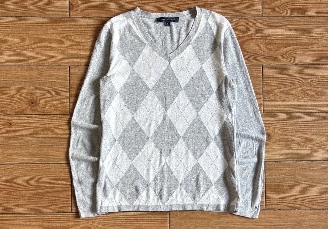 TOMMY HILFIGER DIAMOND PATTERN VNECK KNITTED SWEATER (Category: Coats, Jackets and Outerwear) located in Makati City. Submitted by jnc__apparel (Listing ID 1460071761, Image 1). Description: 🏷️ TOMMY H. DIAMOND PATTERN VNECK KNITTED SWEATER 📌 Dimes: 24.5L x 17.5W 📌 Size: Medium on tag for womens 📌 Condition: Like new 📌 Color rate: 10/10 📌 Issue: None ✅ Washed and ready to wear.