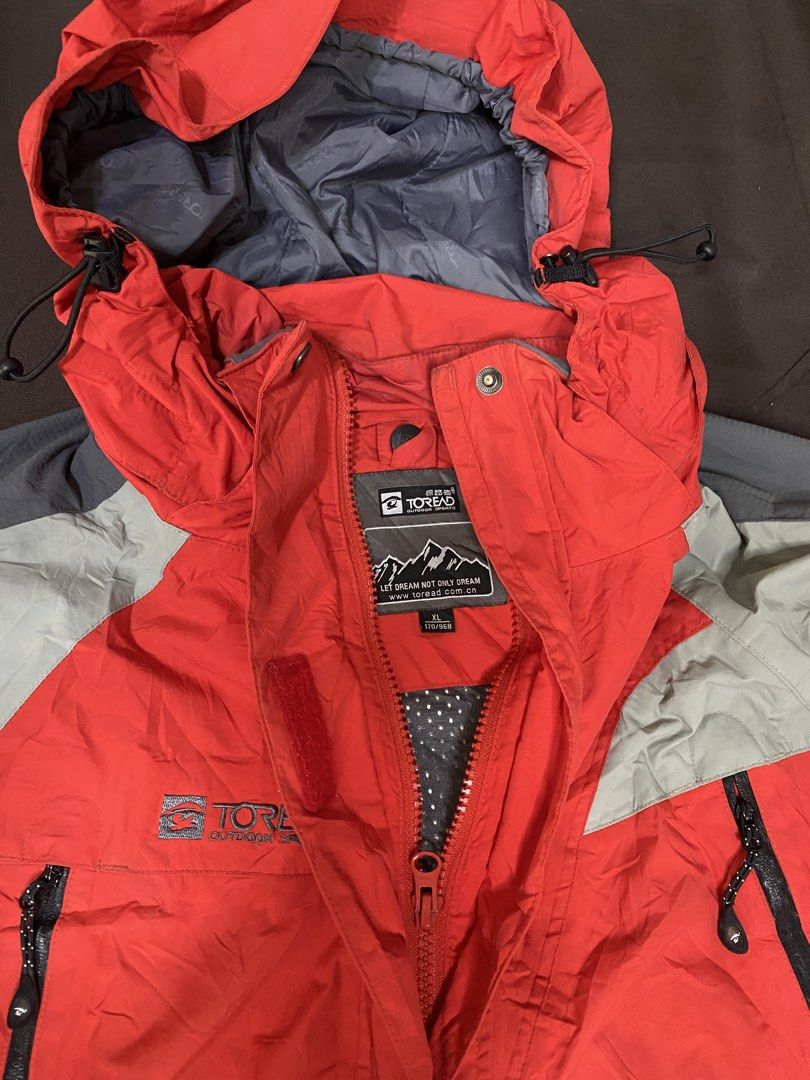 Toread Outdoor Jacket (Category: Coats, Jackets and Outerwear) located in Bay. Submitted by paoloconic70568 (Listing ID 1459949064, Image 3). Description: Toread Outdoor Jacket Waterproof/Breathable Good for outdoor activities Packable Hood Color Rate: 10/10 Color may vary due to lighting XL on tag W-22 L-26 Issue: None.