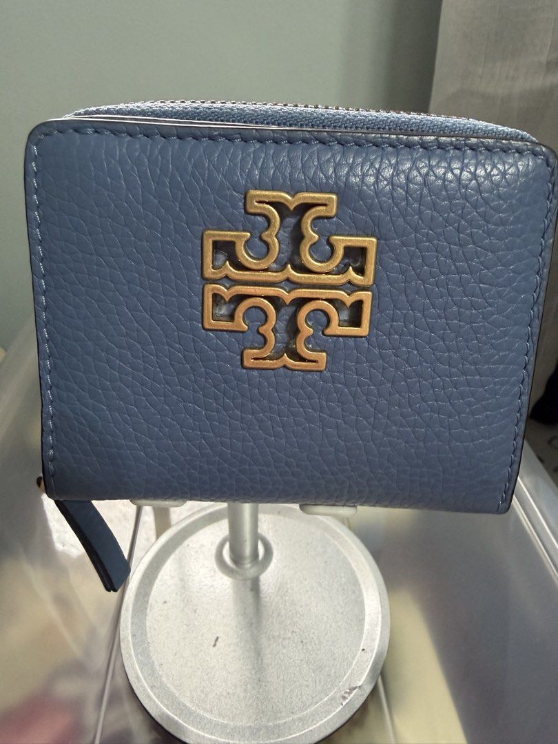 Tory Burch Blue Leather Bi-Fold Zip Around Wallet (Category: Wallets & Card holders) located in Quezon City. Submitted by ja_preloved4u (Listing ID 1459993346, Image 1). Description: - Authentic - Blue pebbled leather Tory Burch wallet - Zip around closure coin pocket - Interior card slots and snap closure - Gold tone hardware - Iconic Tory Burch logo on front - Compact size, ideal for everyday use and small bags.