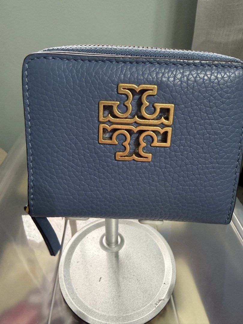 Tory Burch Blue Leather Bi-Fold Zip Around Wallet (Category: Wallets & Card holders) located in Quezon City. Submitted by ja_preloved4u (Listing ID 1459993346, Image 2). Description: - Authentic - Blue pebbled leather Tory Burch wallet - Zip around closure coin pocket - Interior card slots and snap closure - Gold tone hardware - Iconic Tory Burch logo on front - Compact size, ideal for everyday use and small bags.