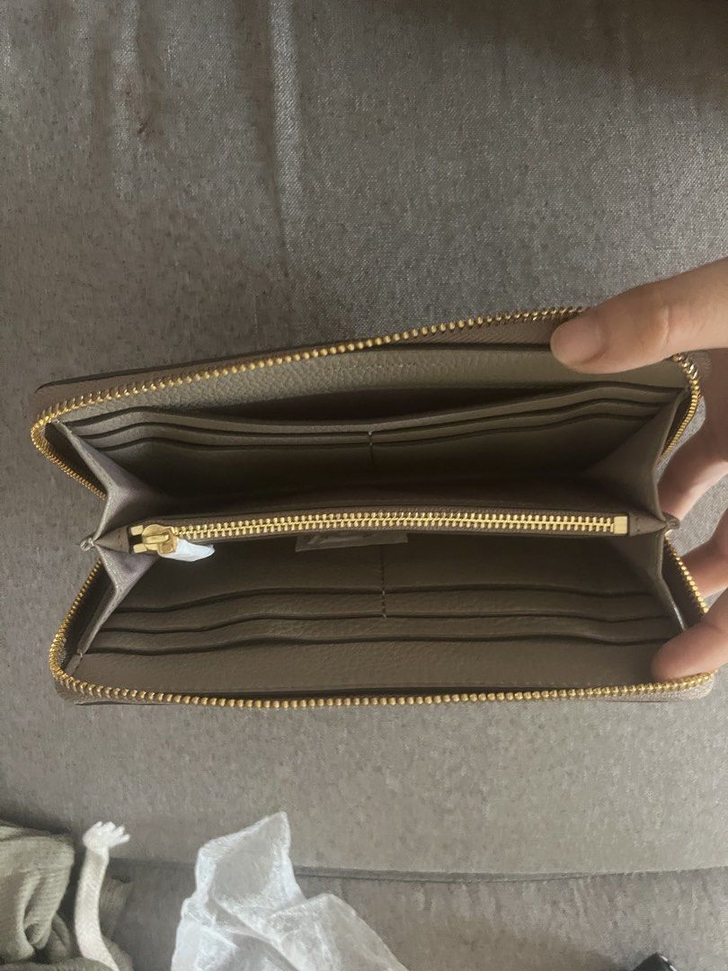 Tory burch original wallet (Category: Wallets & Card holders) located in Manila. Submitted by rhianna333 (Listing ID 1460030525, Image 3). Description: .