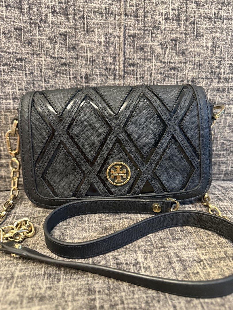TORY BURCH ROBINSON PATCHWORK croos body bag 9x6 inches (Category: Cross-body Bags) located in Manila. Submitted by jaylo06 (Listing ID 1459946423, Image 1). Description: Issue hardwares fade po pero gold pa din nmn po tas press mark sa rubber lining gawin strap the rest all goods na po naka tory burch mga puller naka metal brand po naka holo naka jelly tag super nice ang maganda pa hehe sa may gusto pm lang po thanks.