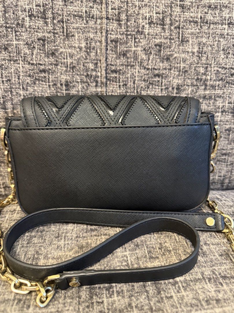 TORY BURCH ROBINSON PATCHWORK croos body bag 9x6 inches (Category: Cross-body Bags) located in Manila. Submitted by jaylo06 (Listing ID 1459946423, Image 2). Description: Issue hardwares fade po pero gold pa din nmn po tas press mark sa rubber lining gawin strap the rest all goods na po naka tory burch mga puller naka metal brand po naka holo naka jelly tag super nice ang maganda pa hehe sa may gusto pm lang po thanks.