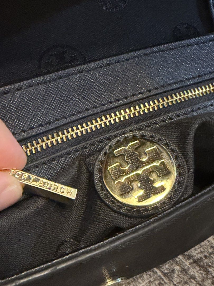 TORY BURCH ROBINSON PATCHWORK croos body bag 9x6 inches (Category: Cross-body Bags) located in Manila. Submitted by jaylo06 (Listing ID 1459946423, Image 3). Description: Issue hardwares fade po pero gold pa din nmn po tas press mark sa rubber lining gawin strap the rest all goods na po naka tory burch mga puller naka metal brand po naka holo naka jelly tag super nice ang maganda pa hehe sa may gusto pm lang po thanks.