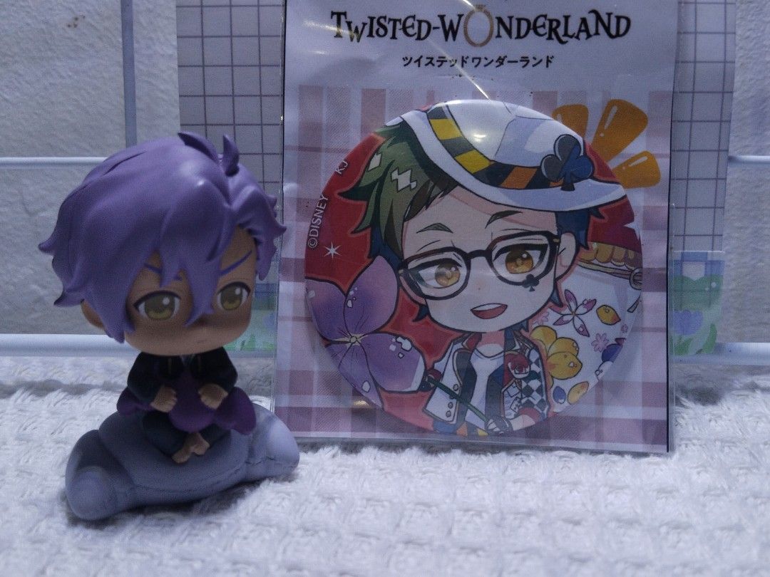 TW Can Badge (35 each) (Category: Designer & Blind Box Toys) located in Manila. Submitted by mochiimochiisells (Listing ID 1459928131, Image 2). Description: - Set includes 1 Twisted Wonderland chibi figure. - Comes with 5 character badges. - Featured characters: Trey, Riddle, Leona, and Azul. - Ideal for fans of the game..