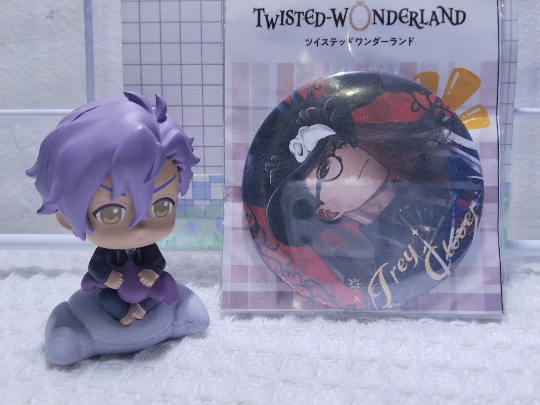 TW Can Badge (35 each) (Category: Designer & Blind Box Toys) located in Manila. Submitted by mochiimochiisells (Listing ID 1459928131, Image 1). Description: - Set includes 1 Twisted Wonderland chibi figure. - Comes with 5 character badges. - Featured characters: Trey, Riddle, Leona, and Azul. - Ideal for fans of the game..