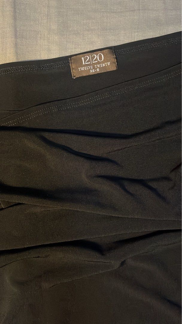 Twelve Twenty Cleo Top (Category: Others Tops) located in Pasig City. Submitted by whoknows3000 (Listing ID 1460022139, Image 2). Description: • Never been used, just bought it impulsively • Xsmall to Small • Fabric is really nice istg same fabric as house of lulu .