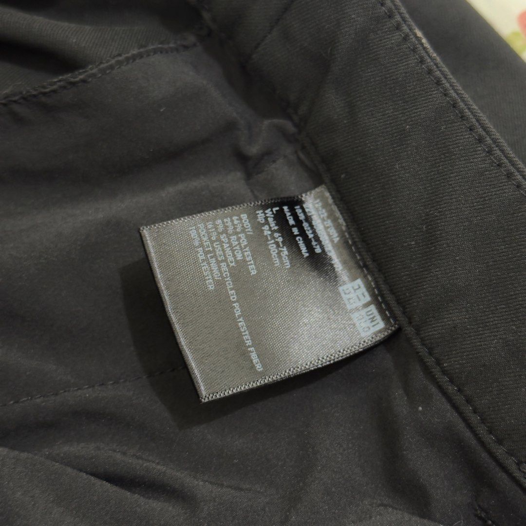 Uniqlo Ankle Pants (Category: Other Bottoms) located in Makati City. Submitted by jnskye (Listing ID 1459905147, Image 3). Description: Uniqlo Ankle Pants in Black Size: Large (Waist 69-75cm) (Hips 94-100cm).