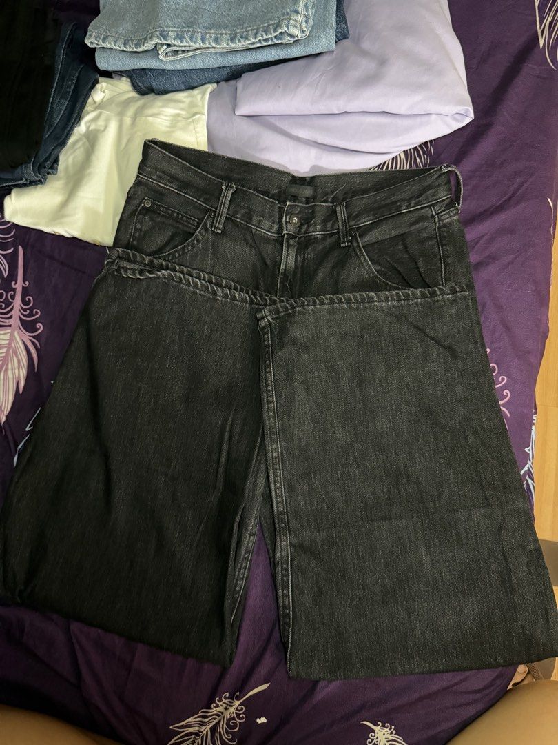 UNIQLO Barrel Pants (Category: Jeans) located in Antipolo. Submitted by pauieysabelle (Listing ID 1459934250, Image 2). Description: - UNIQLO Black Wide Fit Jeans - Comfortable and stylish design - Ideal for everyday wear - Size 28.