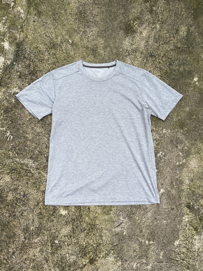 UNIQLO BASIC TEE (Category: Formal Shirts) located in Caloocan City. Submitted by gothrifted (Listing ID 1460009368, Image 1). Description: UNIQLO BASIC SHIRT - thrifted - size XL on tag - dimes: 23x28 - 10/10 color rate - fair condition *color may vary due to lighting .