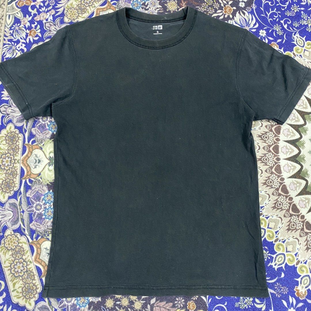UNIQLO BASIC TEE (Category: Formal Shirts) located in Besut. Submitted by mukminsharizan (Listing ID 1460039862, Image 1). Description: pit 18.5 labuh 16.