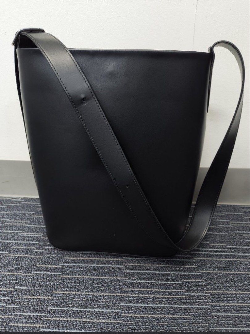 Uniqlo Black Bucket Bag (Category: Shoulder Bags) located in Manila. Submitted by lovemythrifts (Listing ID 1460037604, Image 1). Description: - Classic black leather bucket bag - Simple and chic design - Adjustable shoulder strap - Interior pocket for small items - Spacious for everyday essentials.