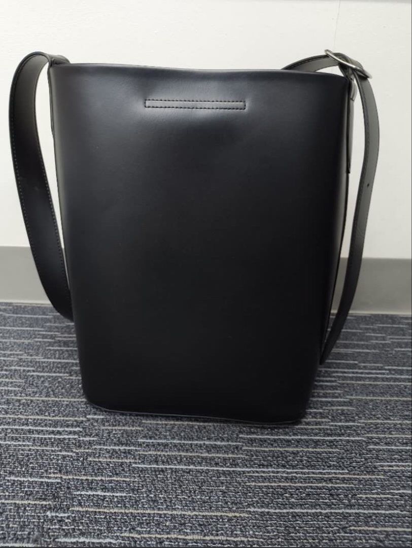 Uniqlo Black Bucket Bag (Category: Shoulder Bags) located in Manila. Submitted by lovemythrifts (Listing ID 1460037604, Image 2). Description: - Classic black leather bucket bag - Simple and chic design - Adjustable shoulder strap - Interior pocket for small items - Spacious for everyday essentials.
