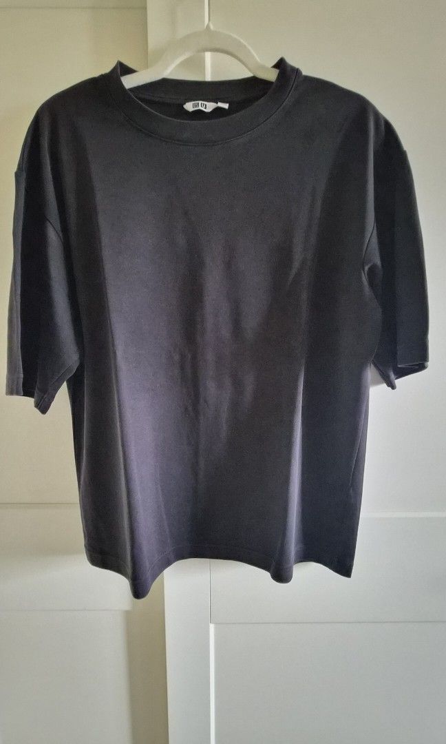 Uniqlo Boxy shirt (Category: Tshirts & Polo Shirts ) located in Taguig. Submitted by shawn_dee (Listing ID 1459969572, Image 3). Description: uniqlo boxy shirt meduim comes in pink white and black.