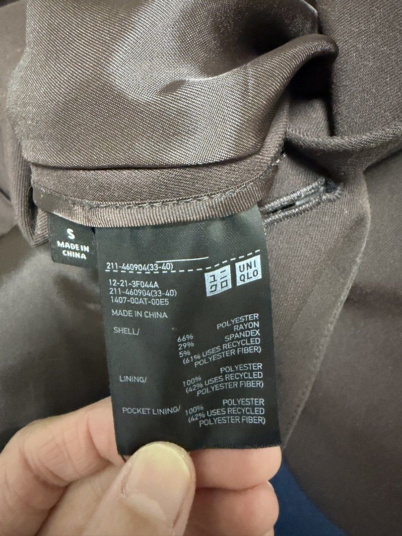 Uniqlo Coat- Dark Brown (Category: Coats, Jackets and Outerwear) located in Pasig City. Submitted by joy_b_ (Listing ID 1460059331, Image 3). Description: .